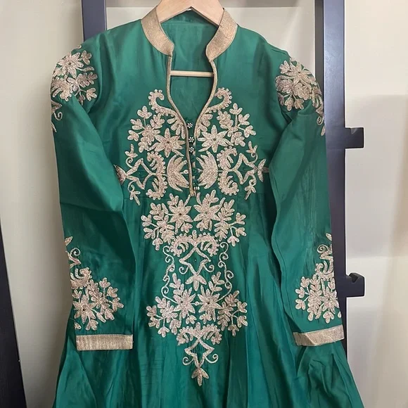 Gorgeous Emerald Green Anarkali kurta - Picture 5 of 7